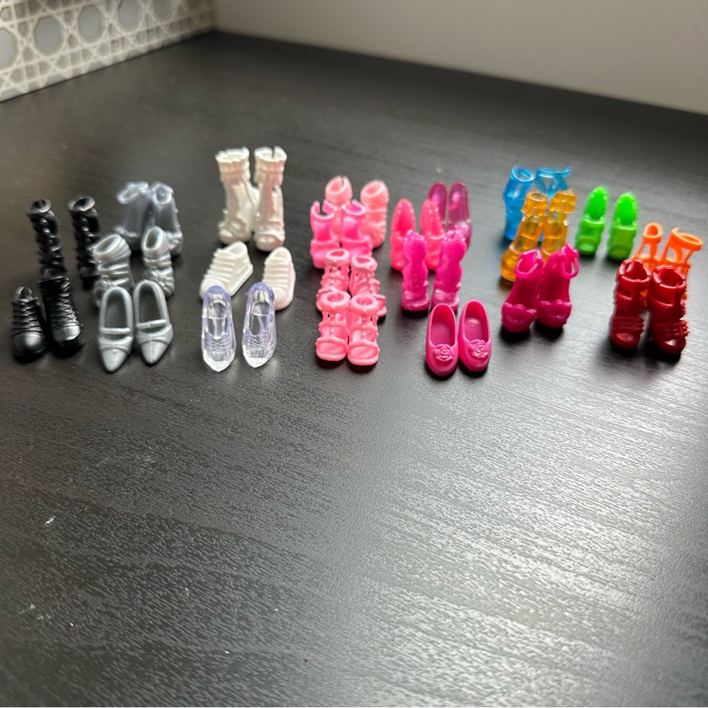 BARBIE DOLL lot of shoes 22 pairs Barbie doll accessories